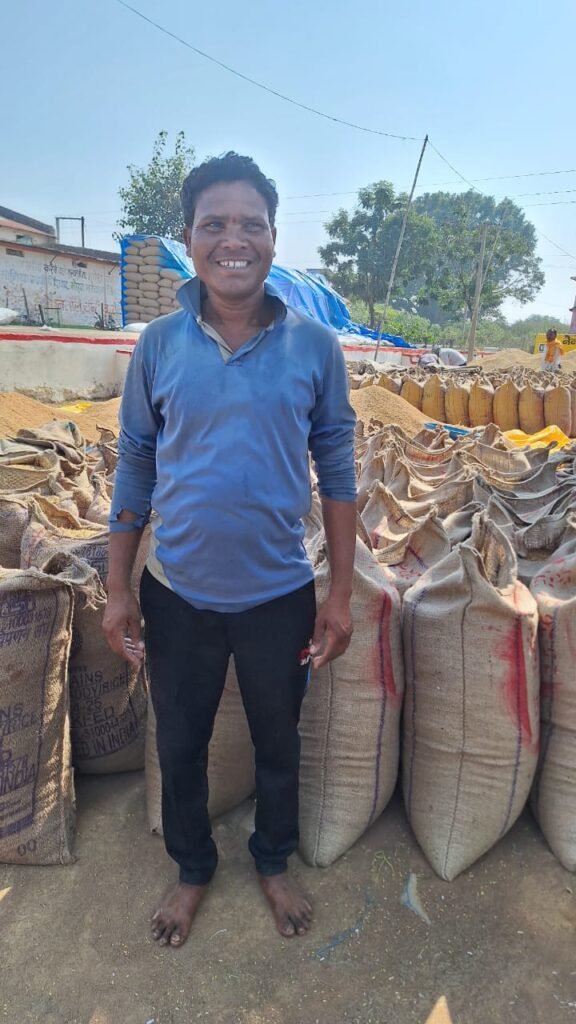 सफलता की कहानी: महासमुंद के किसानों ने बिना किसी परेशानी के बेचा धान, मुख्यमंत्री विष्णुदेव साय की किसान-कल्याण योजनाओं से बढ़ा उत्साह 2 1002830225