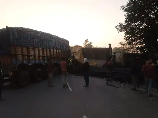 अंबिकापुर-मनेंद्रगढ़ मार्ग पर दर्दनाक हादसा: दो ट्रकों की आमने-सामने भिड़ंत में 2 की मौत, 2 घायल — कोहरे और झपकी बनी वजह 1 501c224d 3c14 4db6 9e1c 467e88a790301762488495857 1762489839