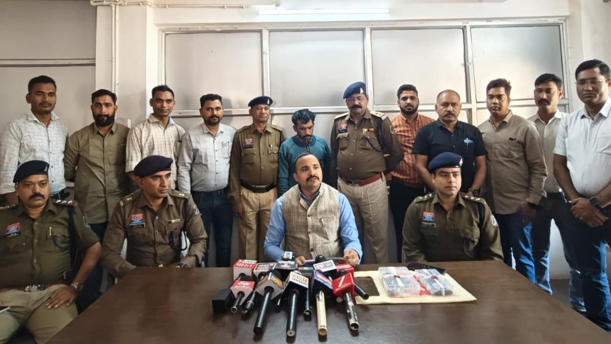 धमतरी ज्वैलर्स डकैती: मास्टरमाइंड अजय भदौरिया गिरफ्तार, पिस्टल और मोबाइल बरामद 1 BeFunky design 10 3