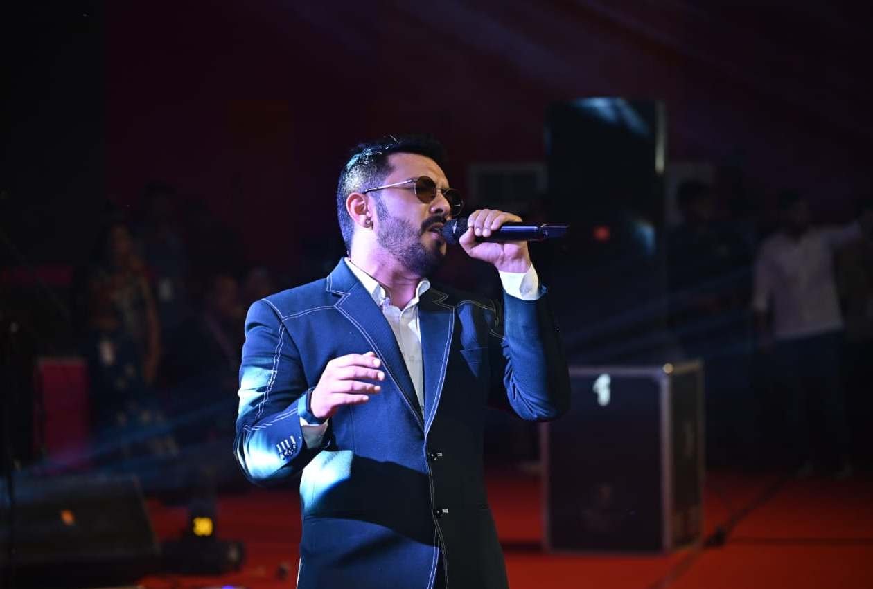 राज्योत्सव में छत्तीसगढ़ी सुर और बॉलीवुड का धमाल: आदित्य नारायण ने गीतों से बांधा समा, सुनील तिवारी और ‘चिन्हारी गर्ल बैंड’ ने लोकसंगीत से सजाई सुरमई शाम 1 IMG 20251103 WA0000