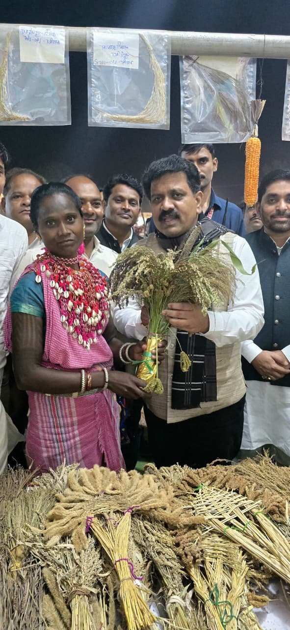 छत्तीसगढ़ राज्योत्सव में उपमुख्यमंत्री विजय शर्मा ने भारत की ‘मिलेट्स क्वीन’ लहरी बाई बैगा को किया सम्मानित, कहा— लहरी बाई ने मोटे अनाजों की परंपरा को पुनर्जीवित कर दी नई पहचान 1 IMG 20251106 WA0048