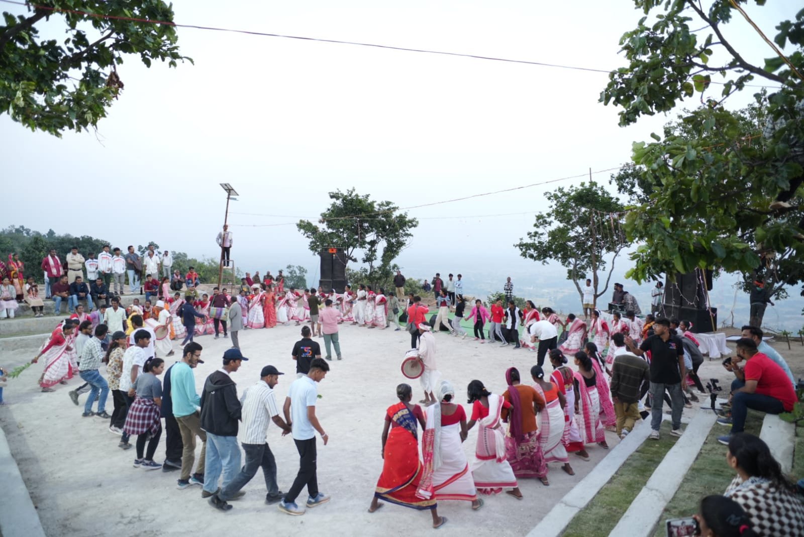 जशपुर जम्बुरी में सजी ग्रामीण संस्कृति की महफिल, रोमांच और मेहमाननवाज़ी ने जीता पर्यटकों का दिल 1 IMG 20251107 WA0024