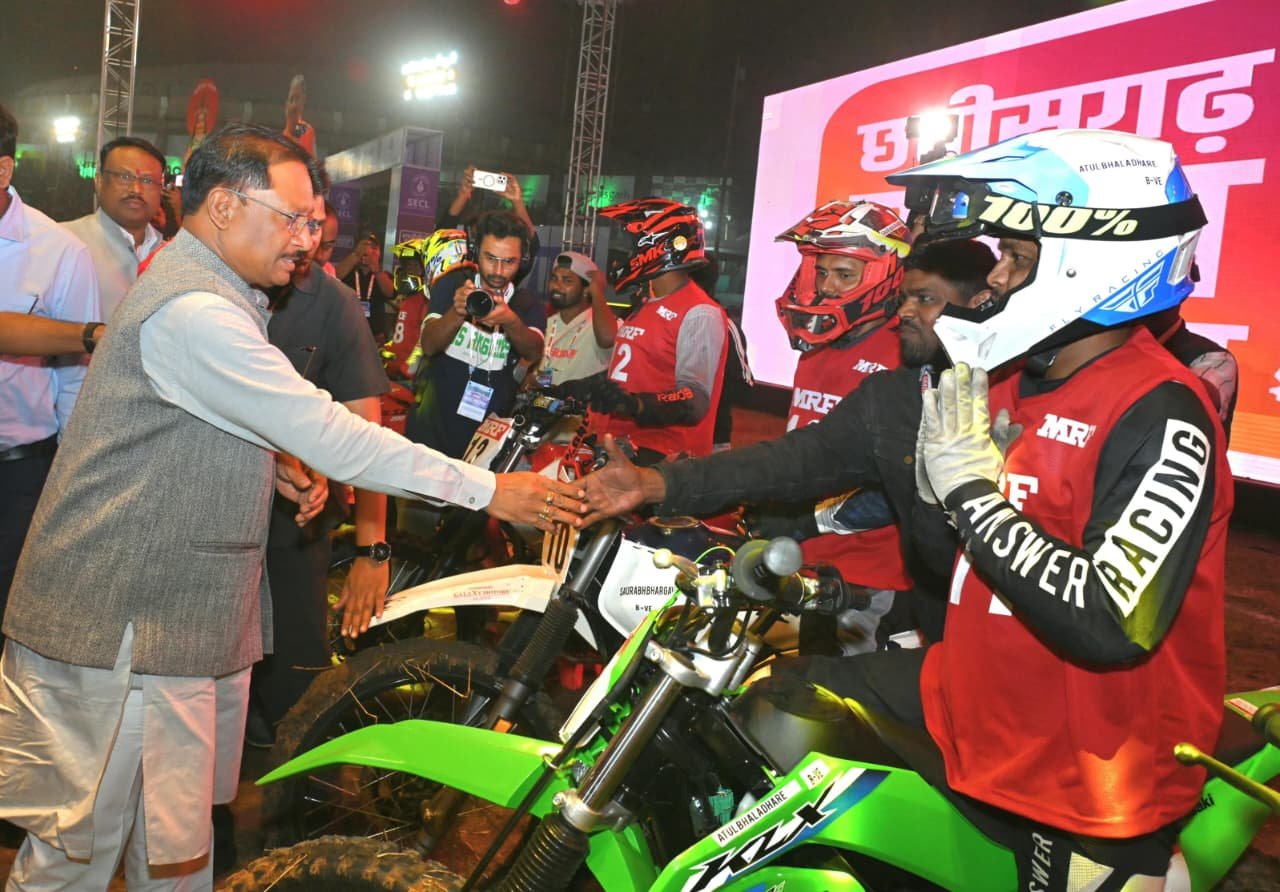 रफ्तार का जश्न रायपुर में : राष्ट्रीय सुपरक्रॉस बाइक रेसिंग चैंपियनशिप-2025 में गूंजा युवाओं का जोश, CM विष्णु देव साय बोले — “जीवन अनमोल है, हेलमेट पहनें, जिम्मेदार बनें” 1 IMG 20251109 WA0065