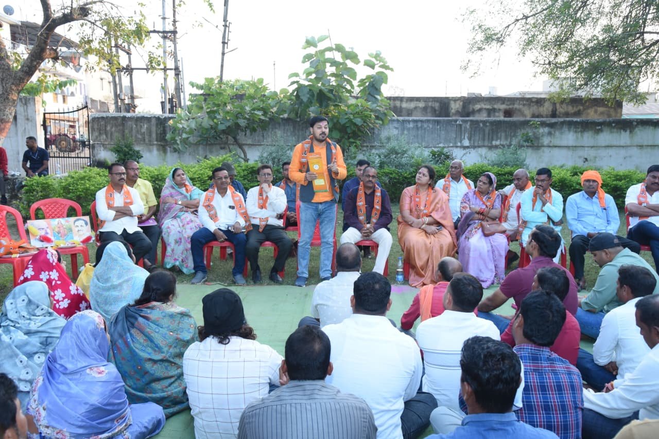 धरसींवा में तीन मंडलों की बैठक और SIR कार्यशाला में शामिल हुए विधायक अनुज शर्माकहा- विशेष गहन पुनरीक्षण अभियान लोकतंत्र को सशक्त बनाने की दिशा में एक महत्वपूर्ण कदम 1 IMG 20251110 WA0009