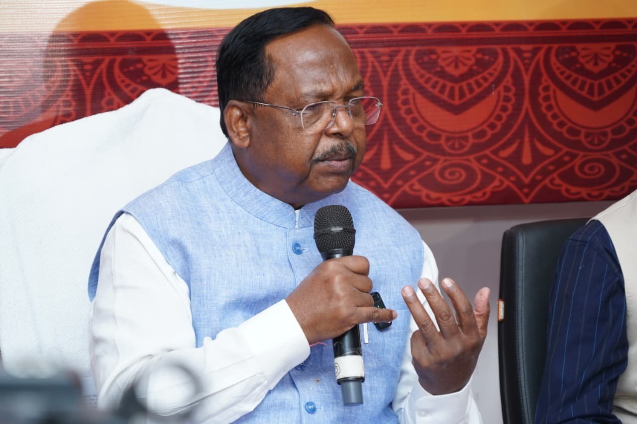 छत्तीसगढ़ में जनजाति गौरव दिवस की गूंज तेज—बिरसा मुंडा जयंती वर्षभर मनाने की तैयारी, अंबिकापुर आएंगी राष्ट्रपति मुर्मू; मंत्री रामविचार नेताम बोले—मोदी का मॉडल बदलेगा जनजाति समाज की तस्वीर 1 IMG 20251113 WA0041