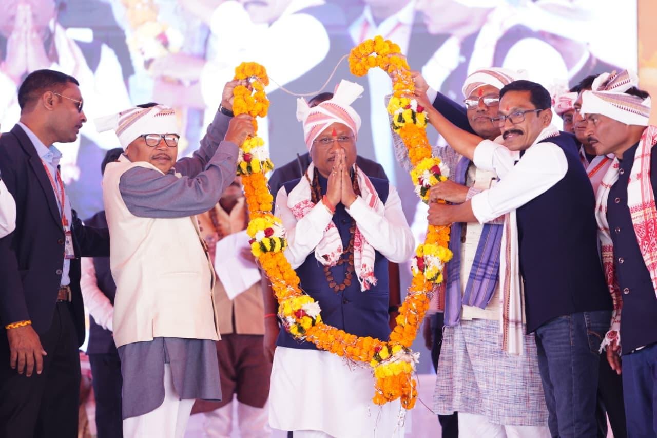 बस्तर में बिरसा मुंडा जयंती पर उमड़ा जनसमुद्र: मुख्यमंत्री साय बोले—जनजातीय विकास के लिए सरकार पूरी तरह संकल्पित 1 IMG 20251115 WA0033