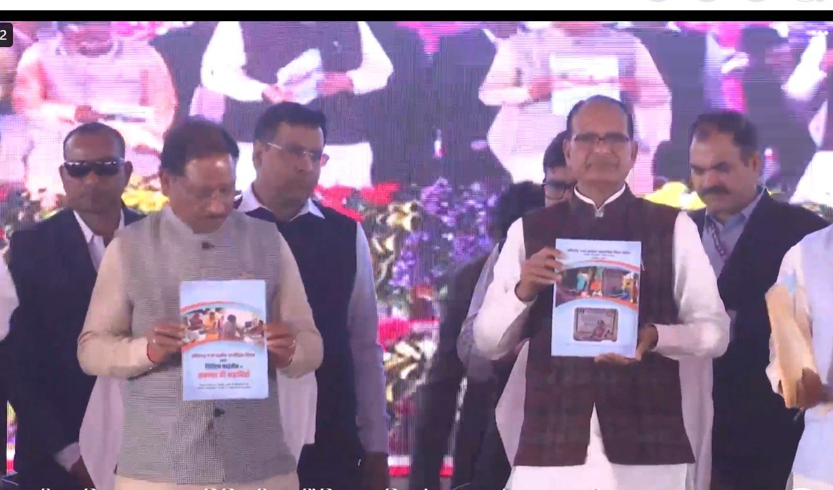 केंद्रीय मंत्री शिवराज सिंह चौहान ने छत्तीसगढ़ में किया ‘छत्तीसकला’ ब्रांड और डिजिटल फाइनेंस बुकलेट का विमोचन, ग्रामीण महिलाओं को मिलेगा राष्ट्रीय व अंतरराष्ट्रीय बाजार तक अवसर 1 IMG 20251120 WA0070