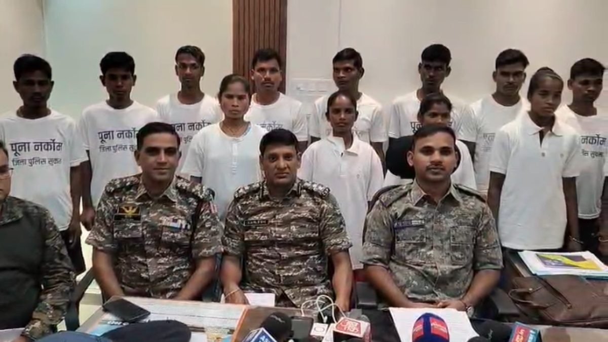 सुकमा में बड़ी सफलता: 15 माओवादी आत्मसमर्पित, 47 लाख के इनामी नक्सली मुख्यधारा में लौटे 1 IMG 20251124 WA0013