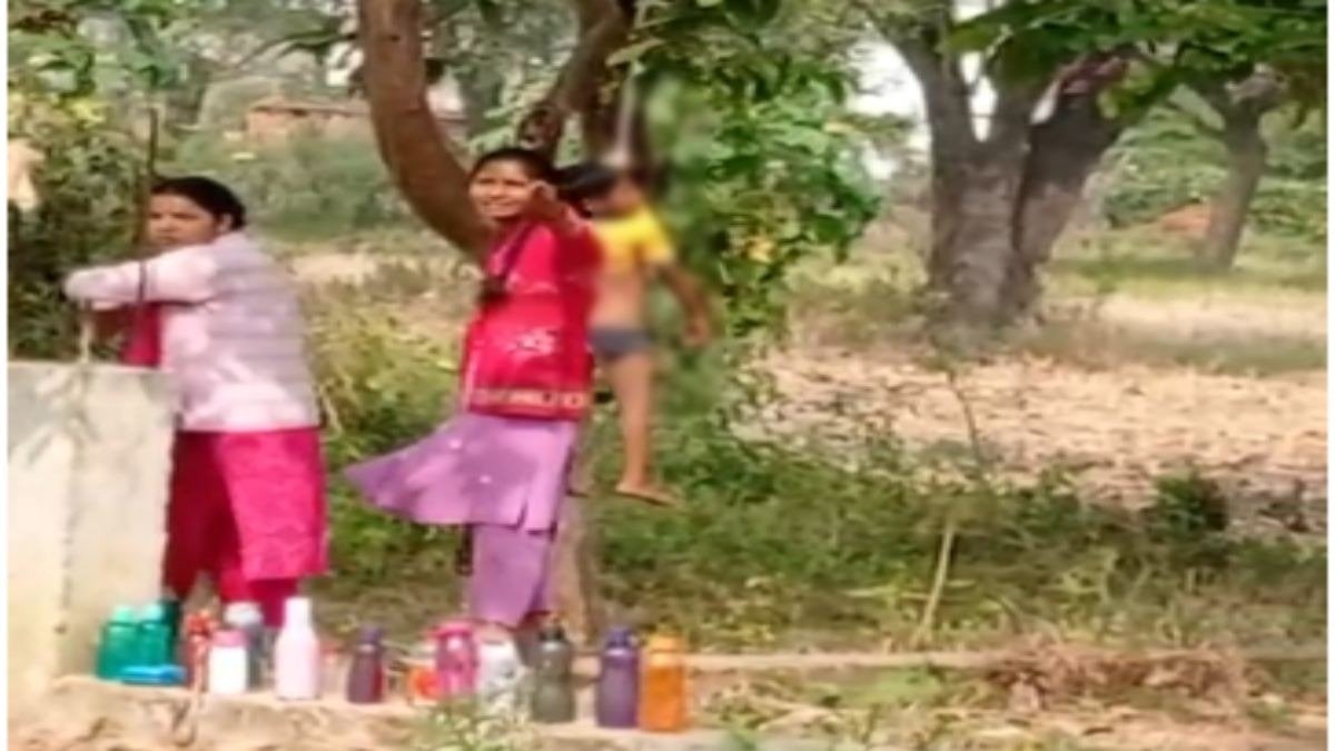 सूरजपुर में मासूम छात्र को पेड़ पर लटकाकर दी अमानवीय सजा : वीडियो वायरल होने पर मचा हड़कंप 1 IMG 20251124 WA0014