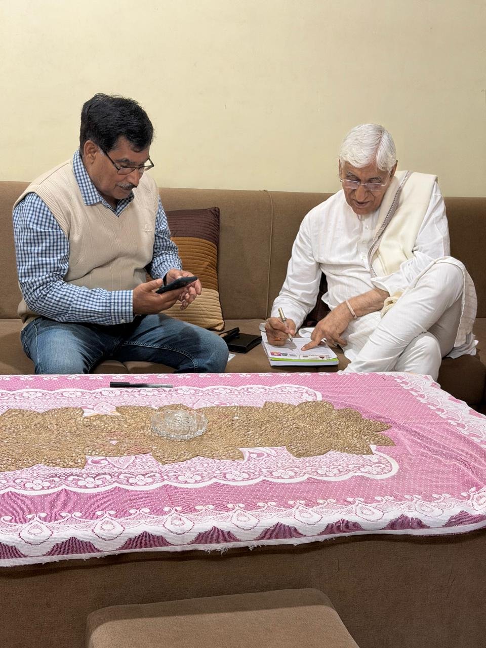 एसआईआर प्रक्रिया में अव्यवस्थाओं को लेकर पूर्व उपमुख्यमंत्री टी एस सिंहदेव का डोर-टू-डोर जनसंपर्क 1 IMG 20251126 WA0060