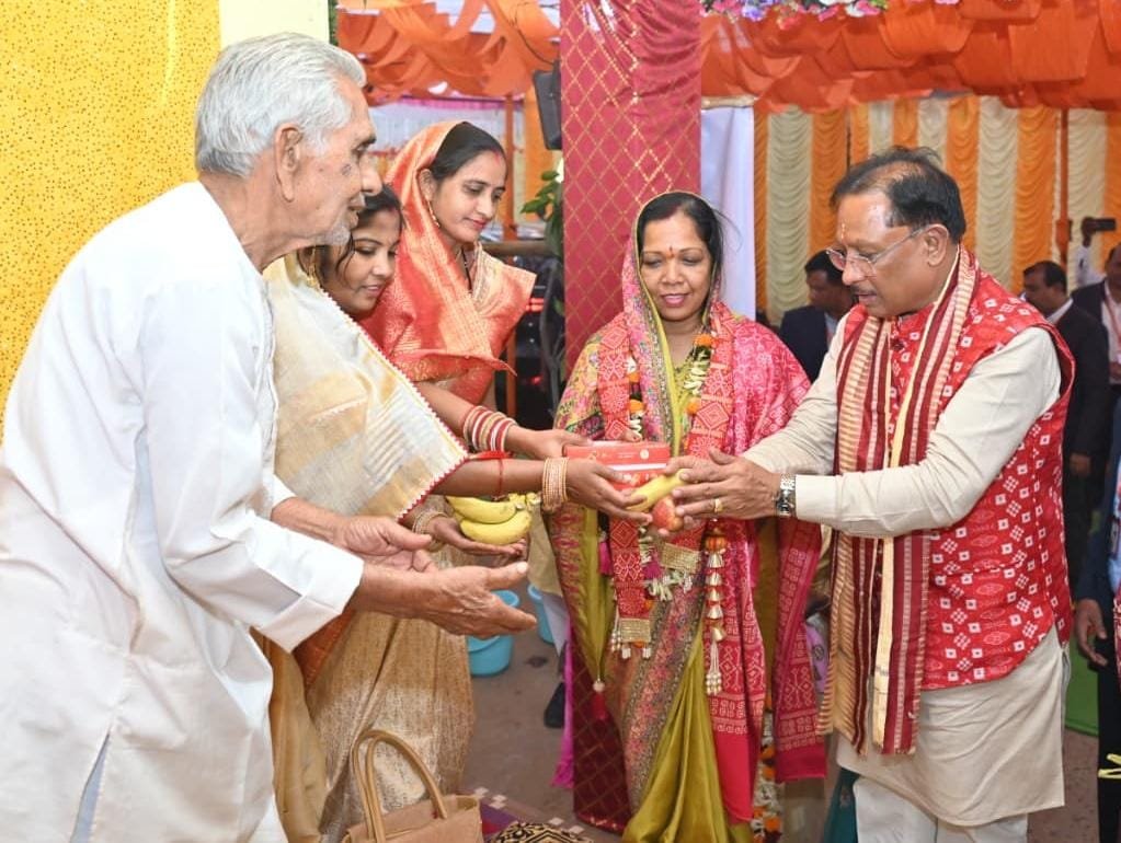 बसना के सलखंड पहुंचे CM विष्णुदेव साय : महालक्ष्मी पूजन में शामिल होते ही की बड़ी घोषणा—गांव में बनेगा महतारी सदन 1 IMG 20251126 WA0082