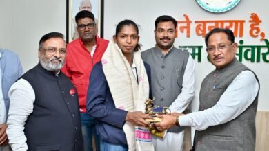 महिला कबड्डी विश्व कप की स्टार संजू देवी ने की सीएम साय से मुलाकात, उत्कृष्ट प्रदर्शन पर मिली बधाई 6 IMG 20251127 WA0026