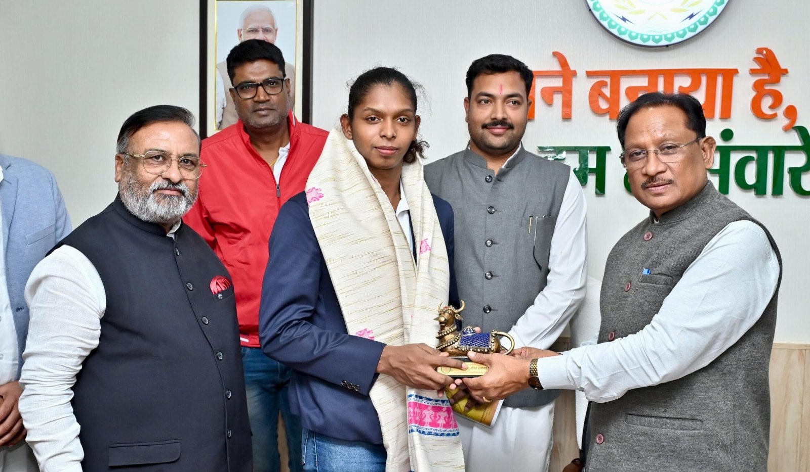 महिला कबड्डी विश्व कप की स्टार संजू देवी ने की सीएम साय से मुलाकात, उत्कृष्ट प्रदर्शन पर मिली बधाई 1 IMG 20251127 WA0026 scaled