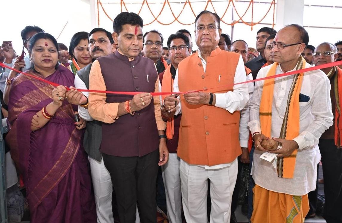 टुण्ड्रा में विकास की बड़ी सौगात : 71 लाख का तहसील भवन लोकार्पित, 1.21 करोड़ के स्कूल भवन का शिलान्यास—मंत्री वर्मा बोले: हर वर्ग तक पहुँच रहा विकास 1 IMG 20251130 WA0002