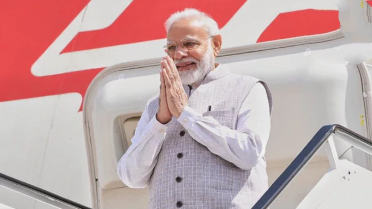 PM Modi in Raipur: छत्तीसगढ़ स्थापना दिवस पर पहुंचे प्रधानमंत्री मोदी, करेंगे नए विधानसभा भवन का उद्घाटन और राज्योत्सव 2025 की शुरुआत 1 IMG 20251101 100719