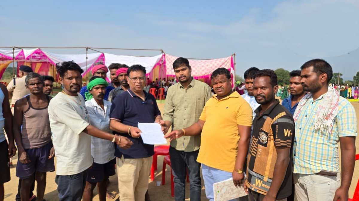 सरगुजा में ईसाई समाज की चंगाई सभा पर बवाल : धर्मांतरण के आरोपों के बाद प्रशासन ने कराया कार्यक्रम बंद 1 IMG 20251106 160030