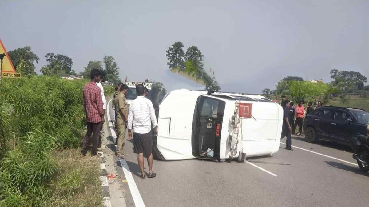 कोरबा में हादसा: श्रम मंत्री लखनलाल देवांगन के काफिले की गाड़ी पलटी, मंत्री सुरक्षित — एएसआई, प्रधान आरक्षक और ड्राइवर घायल 1 IMG 20251112 081951