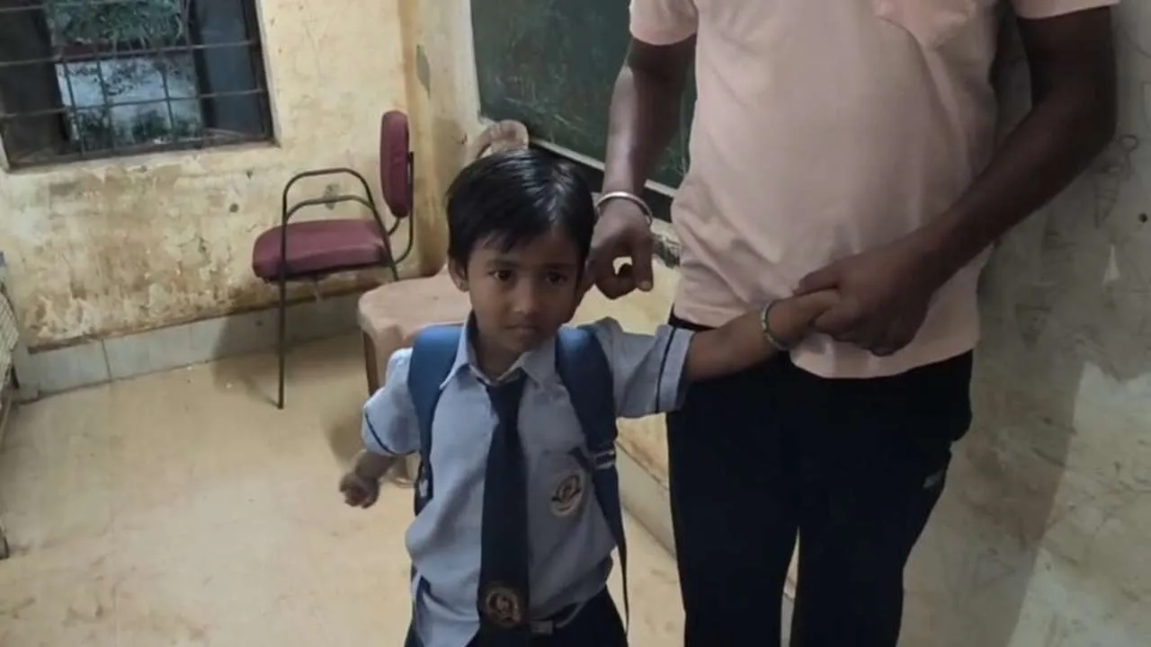 Pakhanjur News: आत्मानंद स्कूल में लापरवाही — 5 साल की बच्ची को क्लास में बंद छोड़ घर चले गए शिक्षक और चपरासी 1 Screenshot 2025 11 03 22 54 02 75 6012fa4d4ddec268fc5c7112cbb265e7 860x468 1 V jpg 1280x720 3g