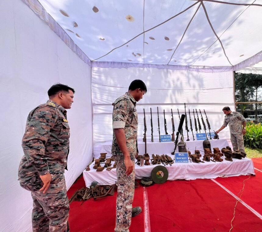 CG Breaking: सुकमा पुलिस का बड़ा ऑपरेशन – जंगल में चल रही नक्सलियों की हथियार फैक्ट्री ध्वस्त, 17 राइफल समेत भारी मात्रा में असलहा बरामद 1 WhatsApp Image 2025 11 04 at 12.09.45 PM 860x764 1