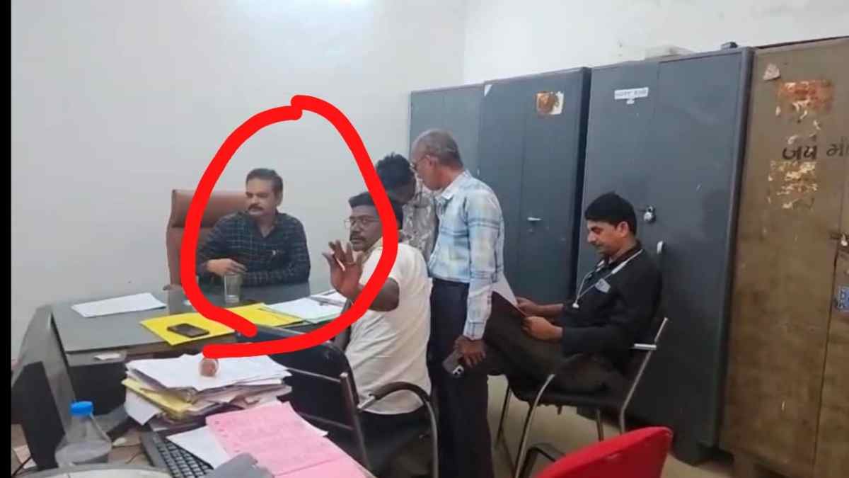 Assistant Engineer Caught Accepting ₹30,000 Bribe in Gariaband 1 image 4 14