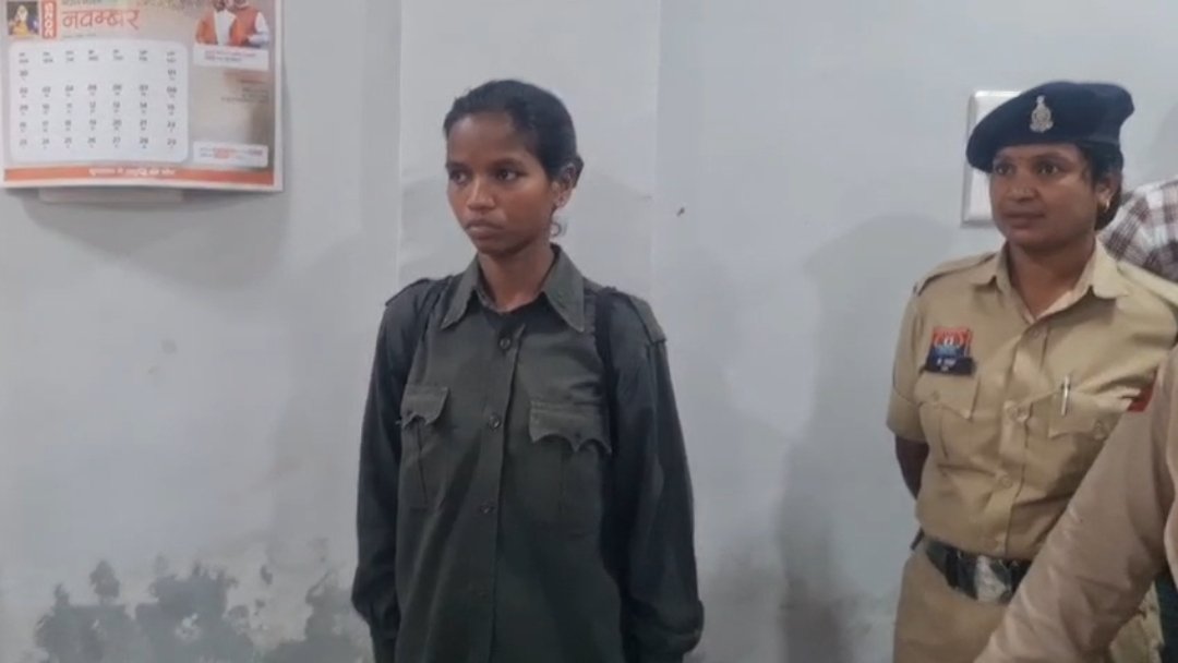 17 लाख की इनामी हार्डकोर महिला नक्सली कमला सोडी ने किया सरेंडर! खैरागढ़ में IG राजनांदगांव के सामने डाले हथियार, बोली—सरकार की पुनर्वास नीति से हुई प्रभावित 1 image editor output image1840353195 1762417095081