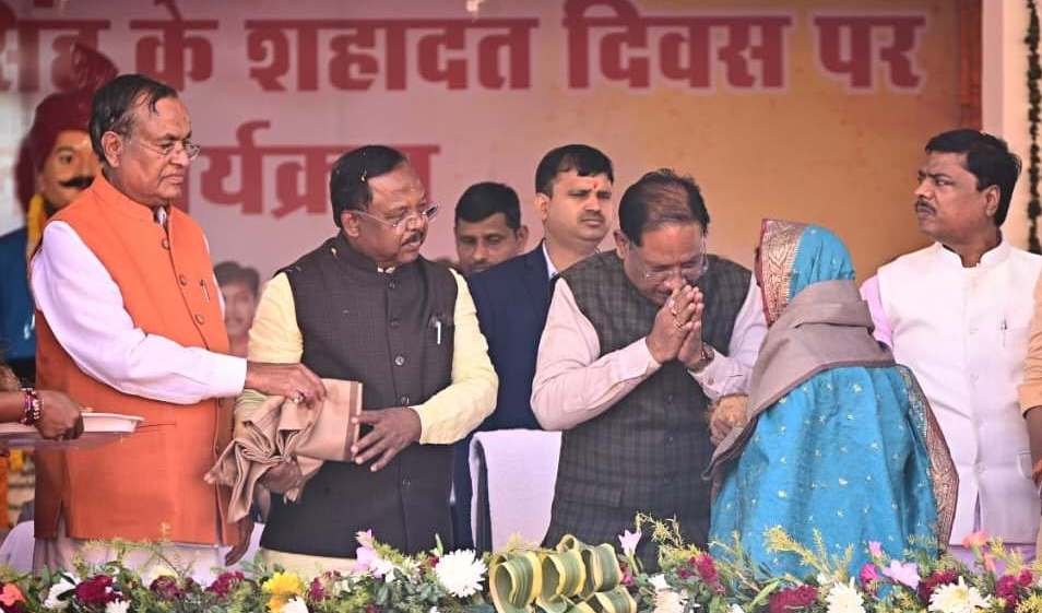 सोनाखान में सीएम विष्णुदेव साय की 101 करोड़ की मेगा सौगात: बस सेवा शुरू करने से लेकर नए स्वास्थ्य केंद्र और सियान सदन निर्माण तक कई बड़ी घोषणाएं 4 1002976152