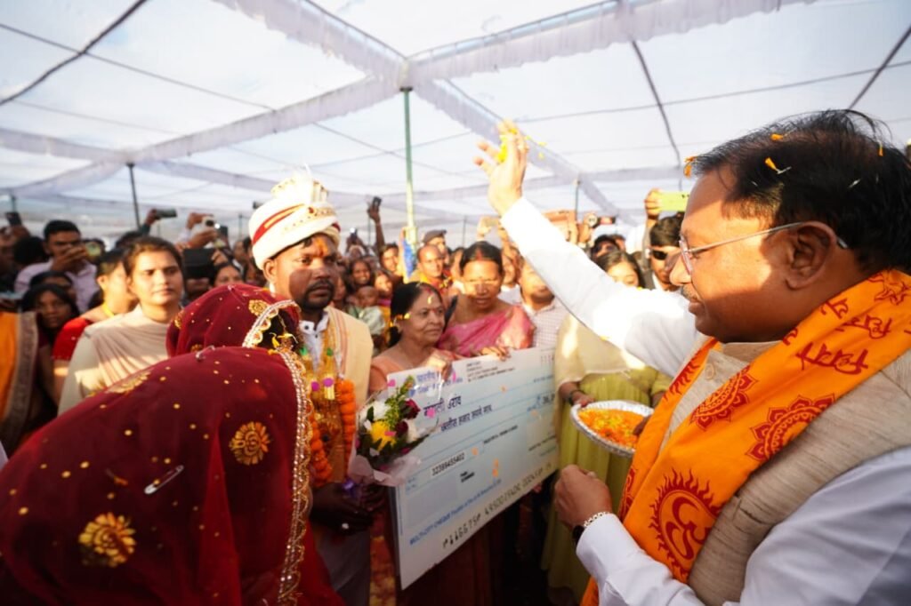 सक्ति जिले के हसौद में 251 कुण्डीय महायज्ञ में पहुंचे CM साय: 140 जोड़ों का किया विवाह–आशीर्वाद, जैतखाम में की पूजा 3 1002980682