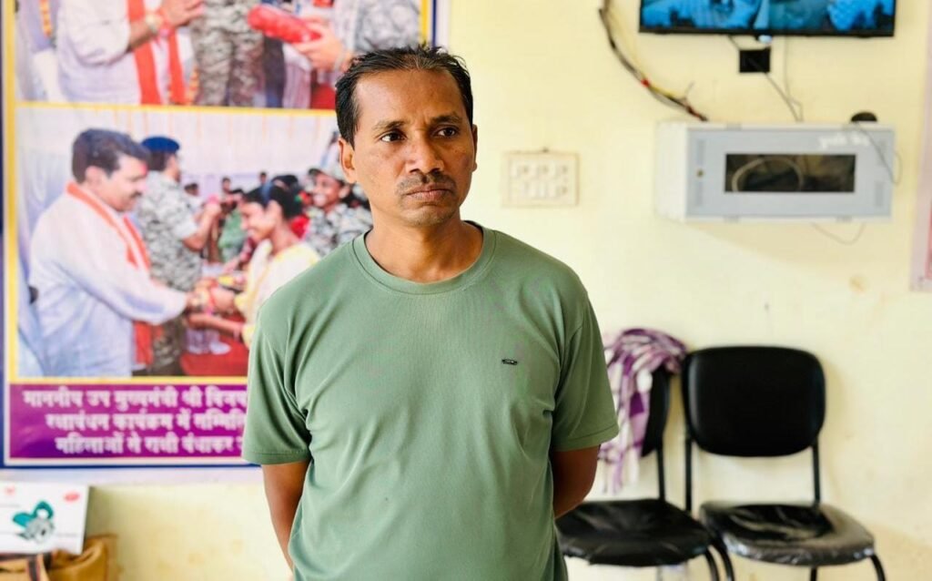 नक्सलवाद से नवजीवन तक: सुकमा में आत्मसमर्पित माओवादियों को 5G स्मार्टफोन और मेसन किट, पुनर्वास नीति ने बदली तक़दीर 3 1003017083