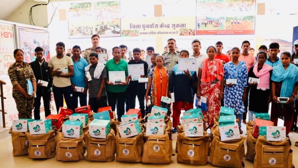 नक्सलवाद से नवजीवन तक: सुकमा में आत्मसमर्पित माओवादियों को 5G स्मार्टफोन और मेसन किट, पुनर्वास नीति ने बदली तक़दीर 2 1003017086