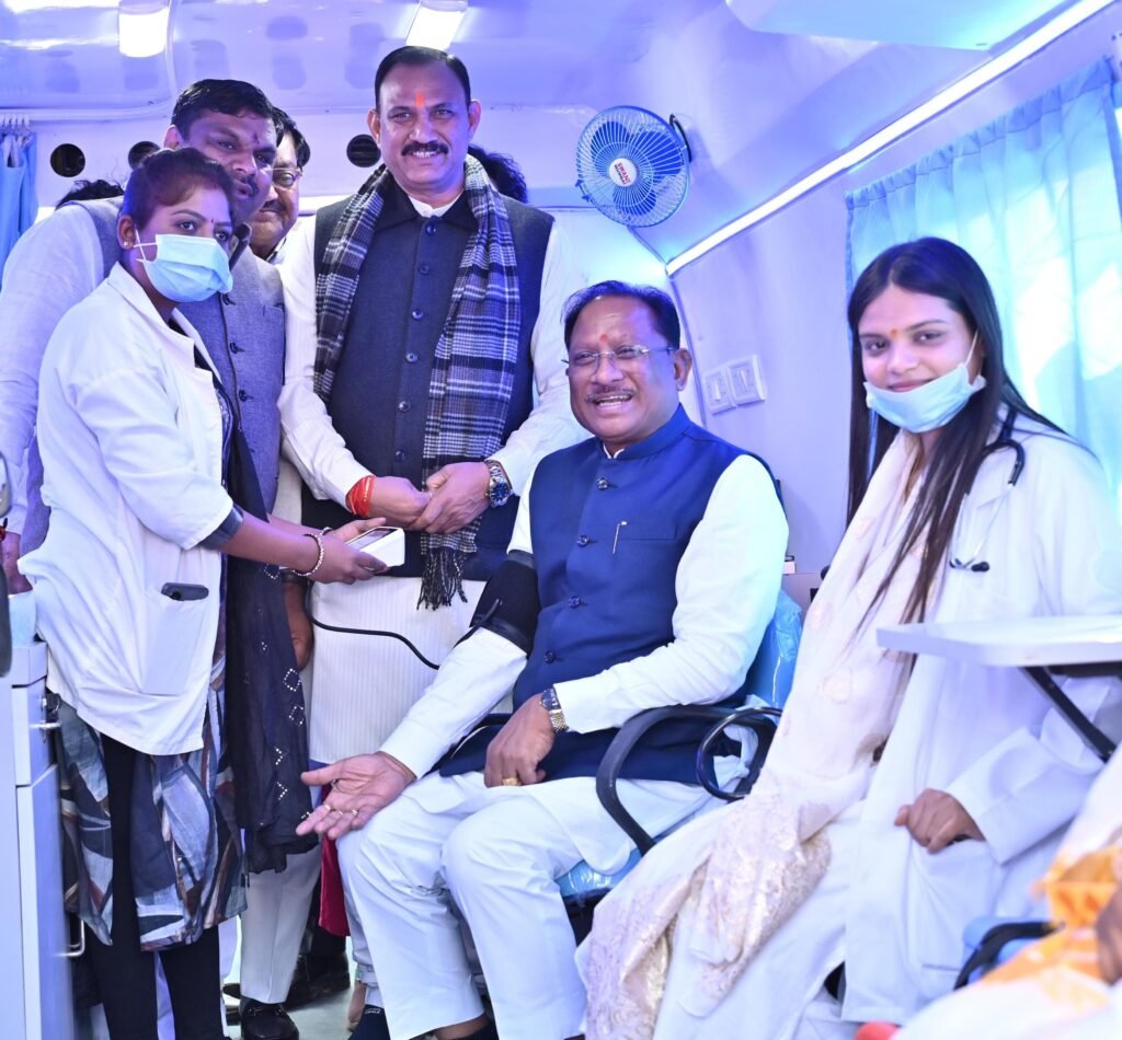 दूरस्थ आदिवासी अंचलों को स्वास्थ्य की नई राह — मुख्यमंत्री साय ने 57 मोबाइल मेडिकल यूनिट वाहनों को दिखाई हरी झंडी 3 1003099716