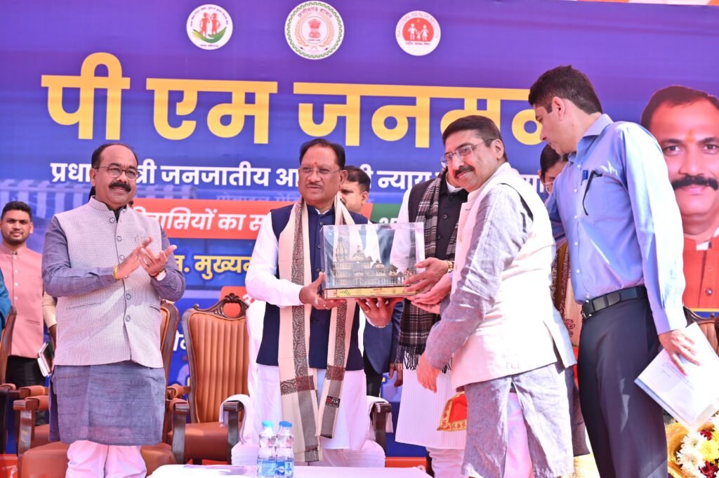 दूरस्थ आदिवासी अंचलों को स्वास्थ्य की नई राह — मुख्यमंत्री साय ने 57 मोबाइल मेडिकल यूनिट वाहनों को दिखाई हरी झंडी 2 1003099718