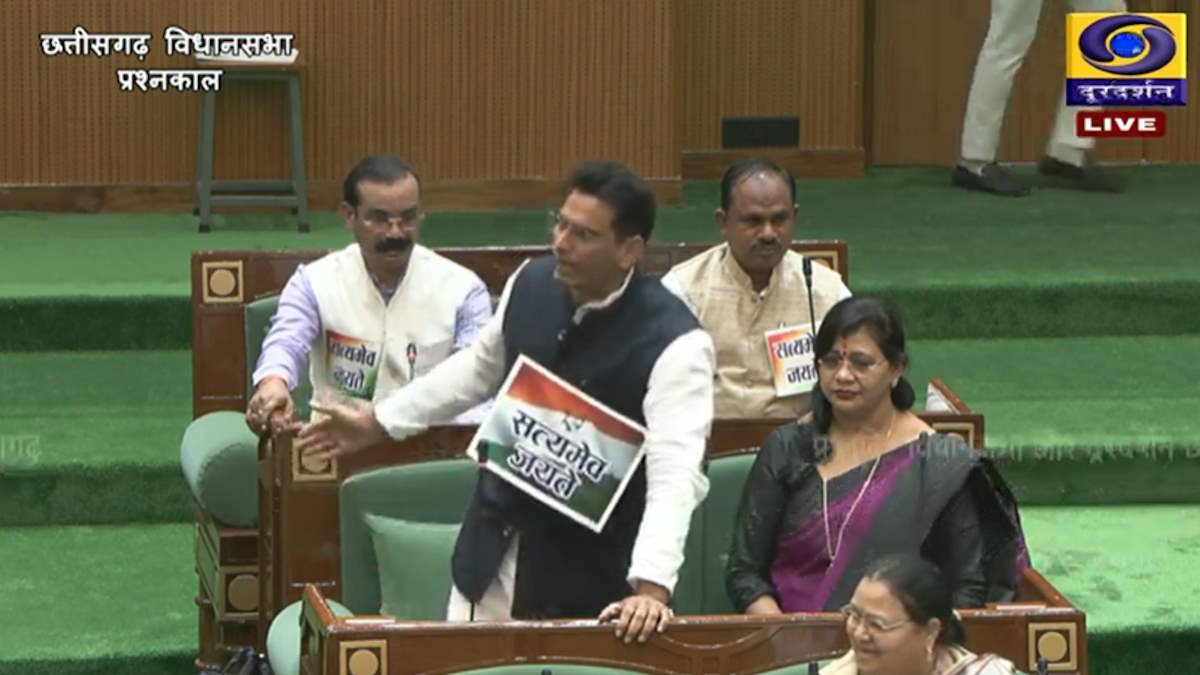 छत्तीसगढ़ विधानसभा में चौथे दिन भी बवाल: मनरेगा नाम विवाद पर कांग्रेस विधायकों का पोस्टर विरोध, सदन में हंगामा 1 1233