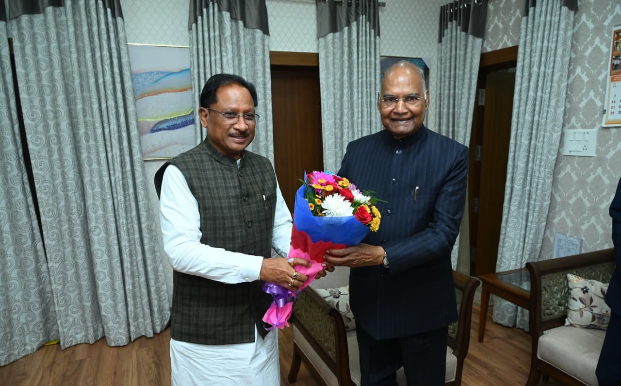 लोक भवन में पूर्व राष्ट्रपति रामनाथ कोविंद से मुख्यमंत्री विष्णुदेव साय की सौजन्य भेंट, छत्तीसगढ़ के विकास एजेंडा पर हुई महत्वपूर्ण चर्चा 1 20251204 081240