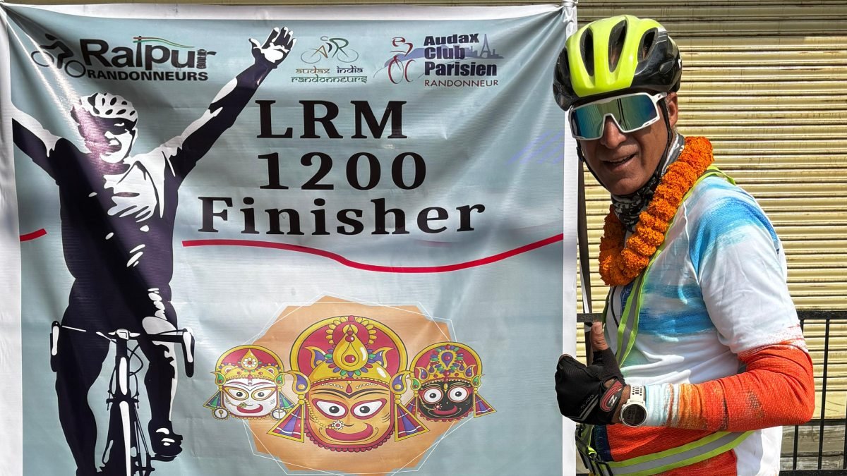 रायपुर: साइकिलिंग के साहसी धावक सुरेश दुआ ने 78 घंटे 58 मिनट में पूरा किया 1200 किलोमीटर का चुनौतीपूर्ण LRM 1200 रूट 1 CG News 12 1