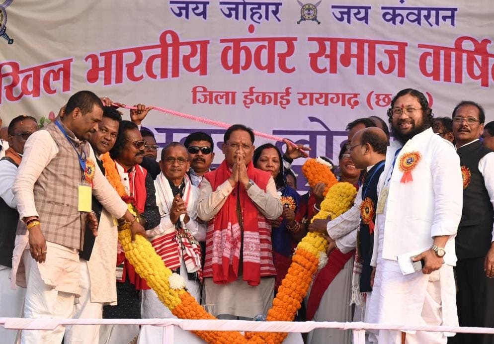 कंवर समाज के वार्षिक सम्मेलन में शामिल हुए CM विष्णुदेव साय : सांस्कृतिक भवन सहित विभिन्न विकास कार्यों की घोषणा, बोले -"आदिवासी समाज के उत्थान और कल्याण के लिए छत्तीसगढ़ सरकार प्रतिबद्ध" 1 IMG 20251202 WA0066