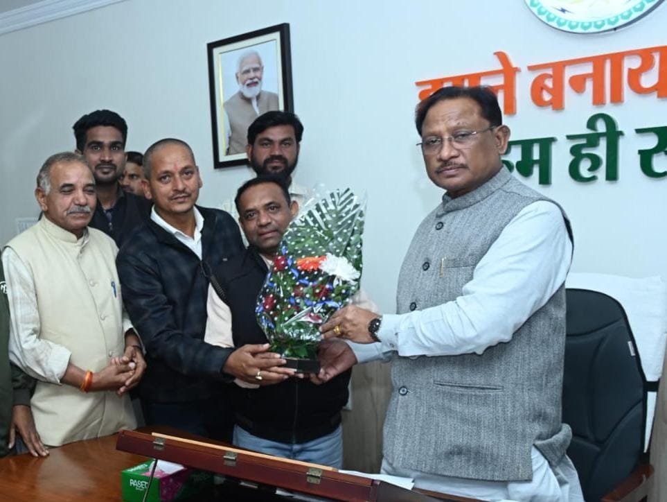 मुख्यमंत्री से कुंभकार समाज के प्रतिनिधि मंडल ने की सौजन्य मुलाकात, महाधिवेशन के लिए दिया आमंत्रण 1 IMG 20251207 WA0020