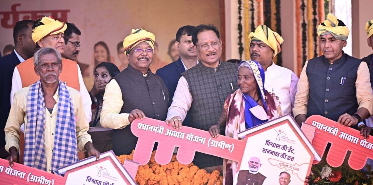 सोनाखान में सीएम विष्णुदेव साय की 101 करोड़ की मेगा सौगात: बस सेवा शुरू करने से लेकर नए स्वास्थ्य केंद्र और सियान सदन निर्माण तक कई बड़ी घोषणाएं 1 IMG 20251211 WA0006