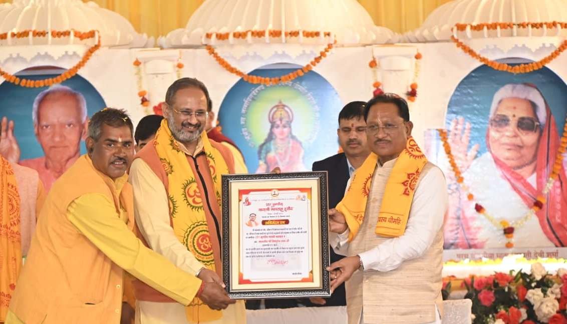 सक्ति जिले के हसौद में 251 कुण्डीय महायज्ञ में पहुंचे CM साय: 140 जोड़ों का किया विवाह–आशीर्वाद, जैतखाम में की पूजा 1 IMG 20251211 WA0033