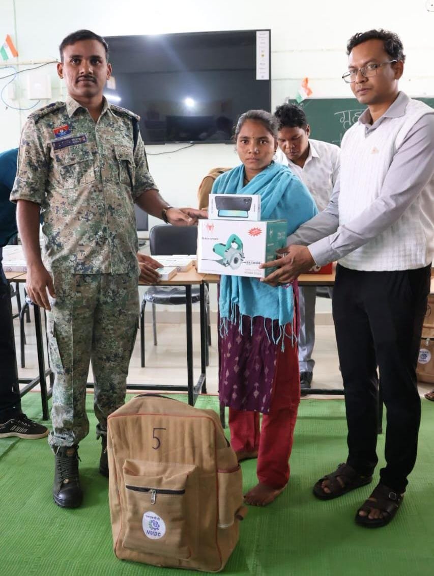 नक्सलवाद से नवजीवन तक: सुकमा में आत्मसमर्पित माओवादियों को 5G स्मार्टफोन और मेसन किट, पुनर्वास नीति ने बदली तक़दीर 1 IMG 20251217 WA0027