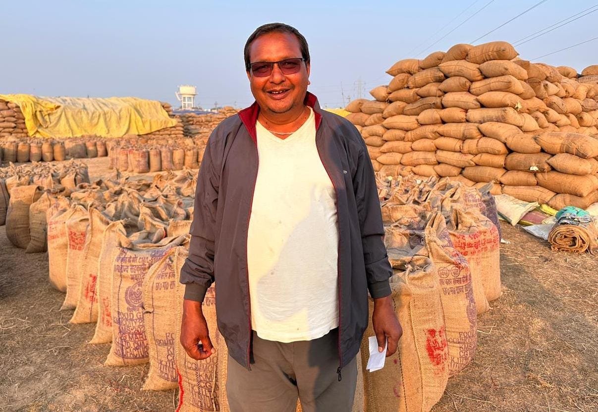 सुव्यवस्थित धान खरीदी से बढ़ा किसानों का भरोसा, कांकरिया उपार्जन केंद्र बना मिसाल 1 IMG 20251219 WA0047