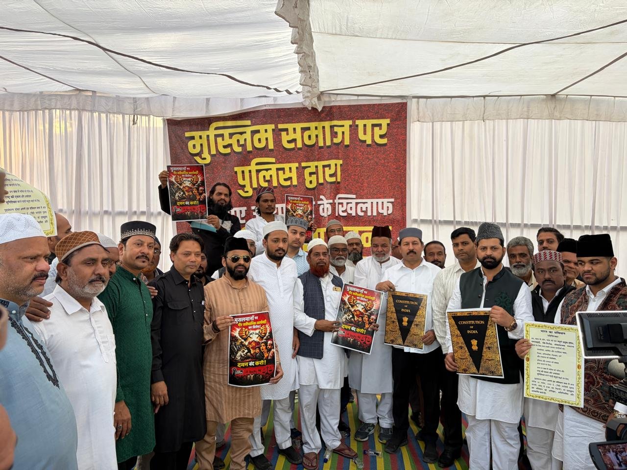 रातों-रात पुलिस रेड से मचा हड़कंप : रायपुर में 150 से ज्यादा लोगों को थाने ले जाने का आरोप, सड़कों पर उतरा मुस्लिम समाज 1 IMG 20251227 WA0011