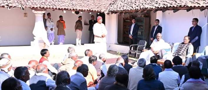 मुख्यमंत्री साय पहुंचे सामरबार, संत बभ्रवाहन महाराज से की मुलाकात 1 IMG 20251230 WA0002