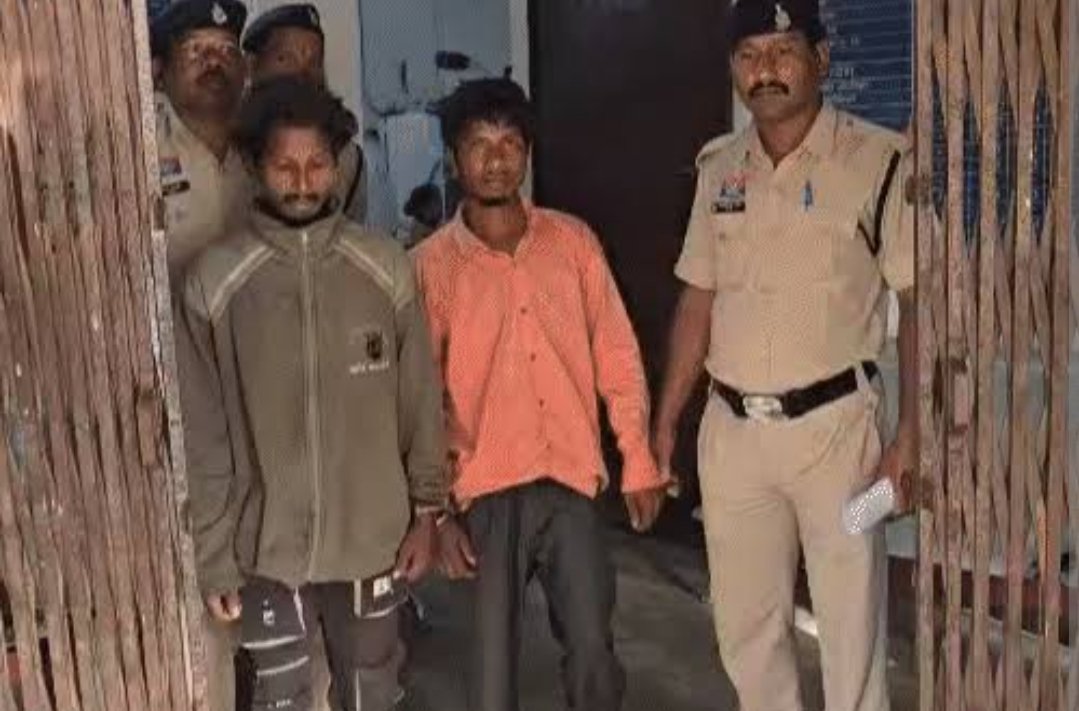 जशपुर में सनसनी: 61 दिन पहले ‘मृत’ घोषित युवक जिंदा थाने पहुंचा, मर्डर केस से हिली पुलिस 1 IMG 20251222 095623