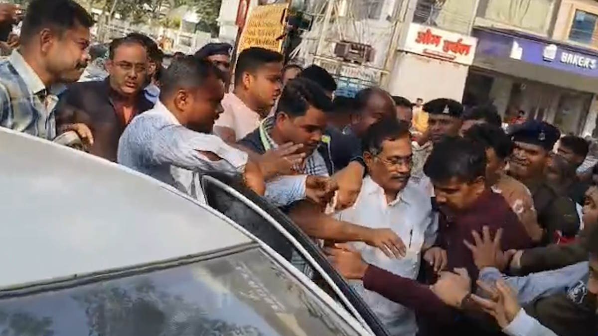 ईष्ट देव पर भड़काऊ टिप्पणी मामला: जोहार छत्तीसगढ़ पार्टी प्रमुख अमित बघेल 3 दिन की पुलिस रिमांड पर, अंतिम संस्कार में शामिल होने गांव ले जाएगी पुलिस 1 WhatsApp Image 2025 12 05 at 03.44.11