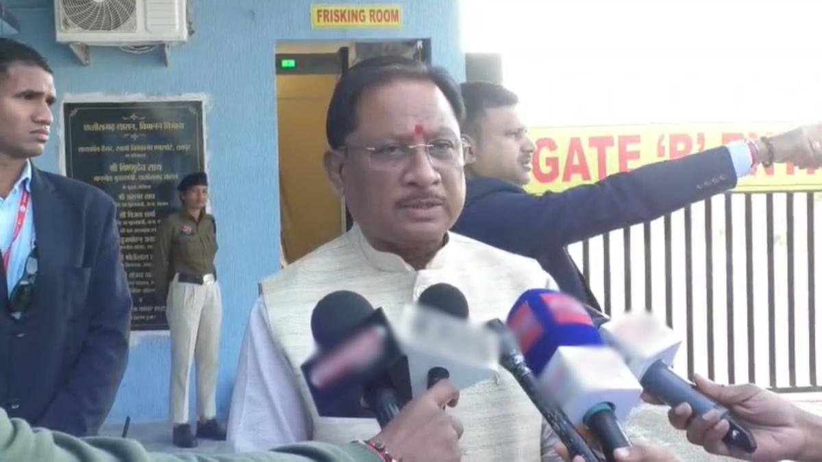 दीक्षांत समारोह के लिए रवाना हुए CM साय; बीजापुर मुठभेड़ पर कड़ा बयान—“तीन जवान शहीद, कई नक्सली ढेर… ऑपरेशन जारी” 1 image 26