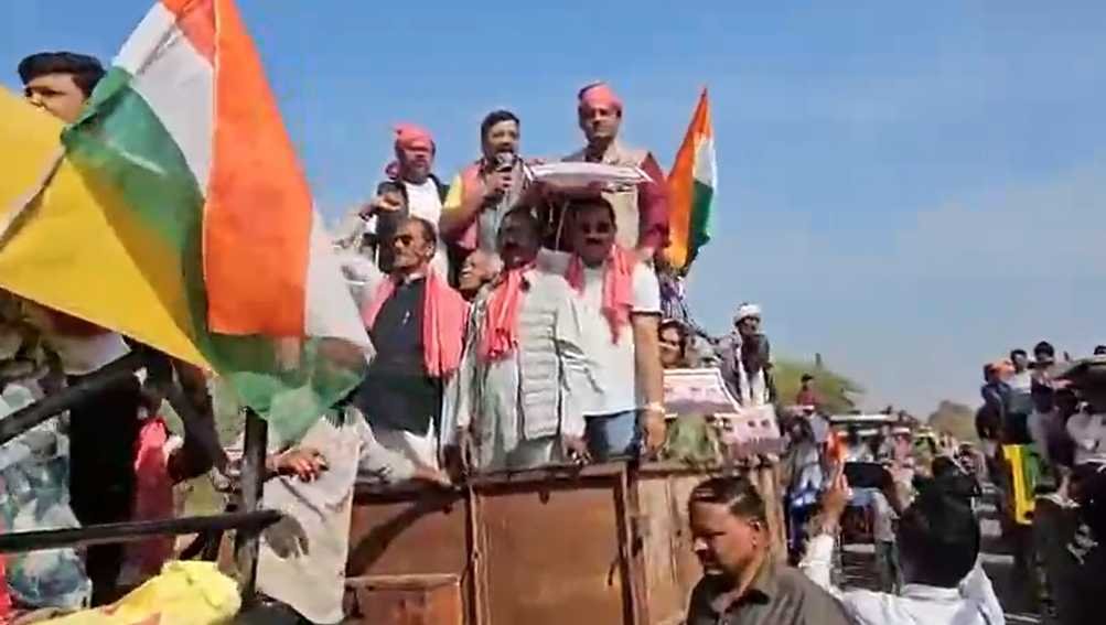 खैरागढ़ में श्री सीमेंट परियोजना के खिलाफ जनविरोध चरम पर, 200 से अधिक ट्रैक्टर–ट्रालियों के साथ किसानों का शक्ति प्रदर्शन 1 image 51