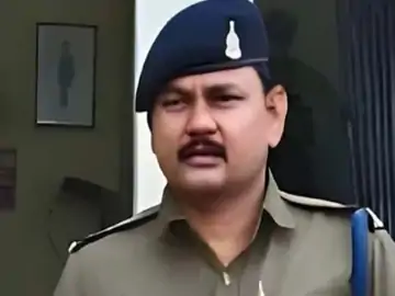 महिला से छेड़छाड़ करने वाला पुलिस आरक्षक बर्खास्त : बेटे को जेल से छुड़ाने के बदले बनाया दबाव 1 whatsapp image 2025 12 27 at 085128 1766806697