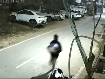 अंबिकापुर में खौफनाक लूट: व्यापारी के सिर पर डंडा मारकर 20 लाख उड़ाए, CCTV में पूर्व कर्मचारी बैग लेकर फरार 1 whatsapp image 2025 12 29 at 110113 1766986341