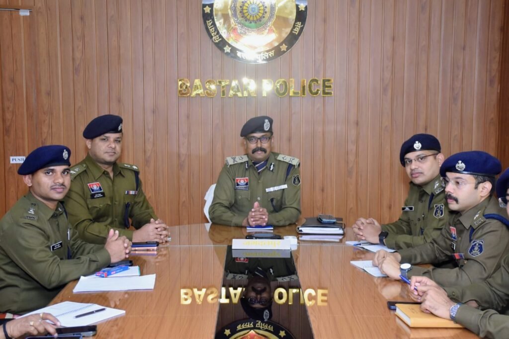 2025 में नक्सलवाद पर बस्तर पुलिस की निर्णायक चोट : 2026 में ‘संपूर्ण शांति’ का संकल्प — जगदलपुर में IGP सुंदरराज पट्टिलिंगम की बड़ी घोषणा 2 1003119942