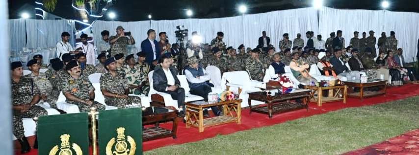 नारायणपुर में जवानों से मिले मुख्यमंत्री साय, सुरक्षा बलों का बढ़ाया हौसला, साथ किया रात्रि भोज 3 1003296482